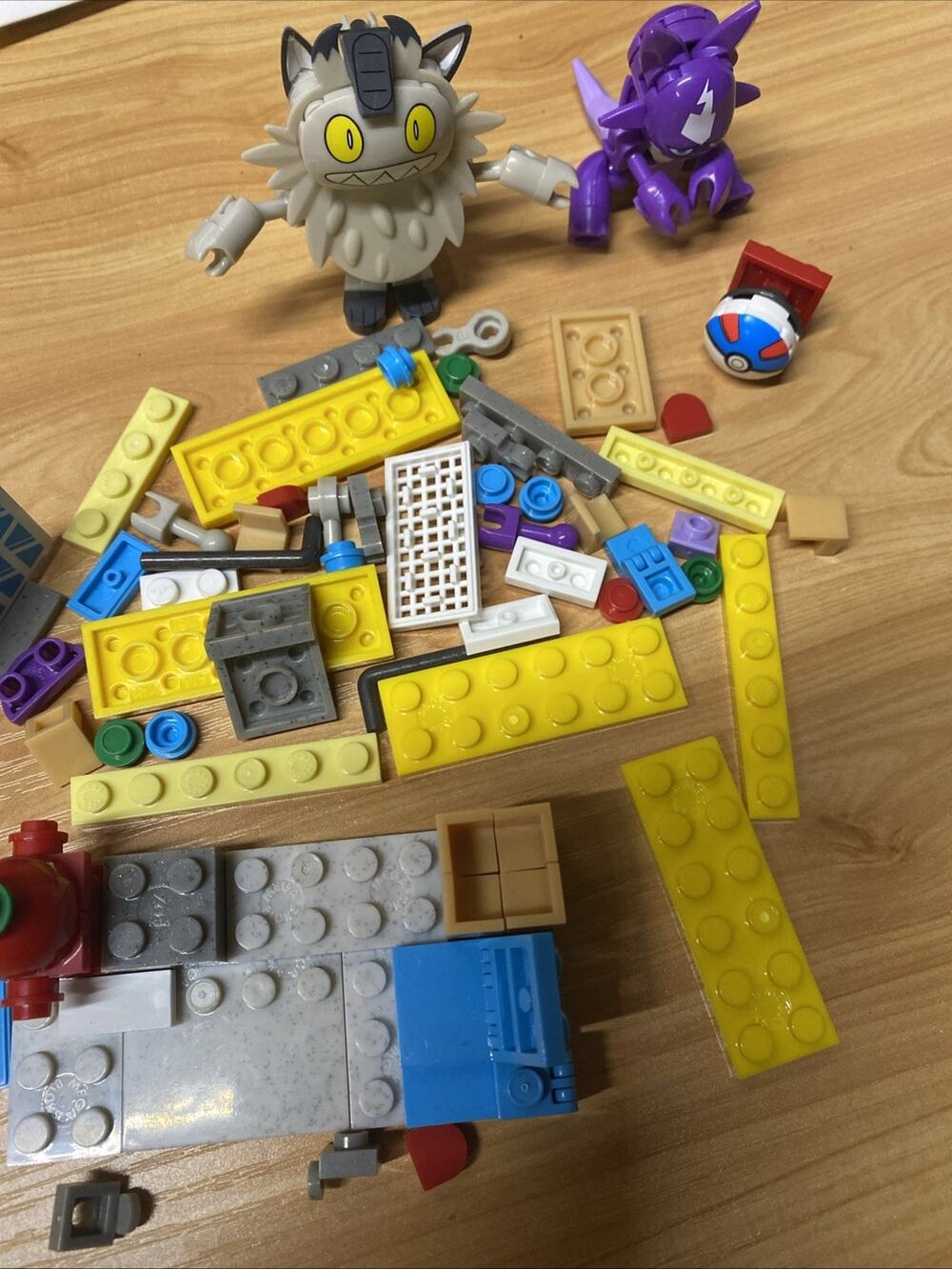 POKEMON GALARIAN MEOWTH vs TOXEL Block Building Pieces Mega Construx READ